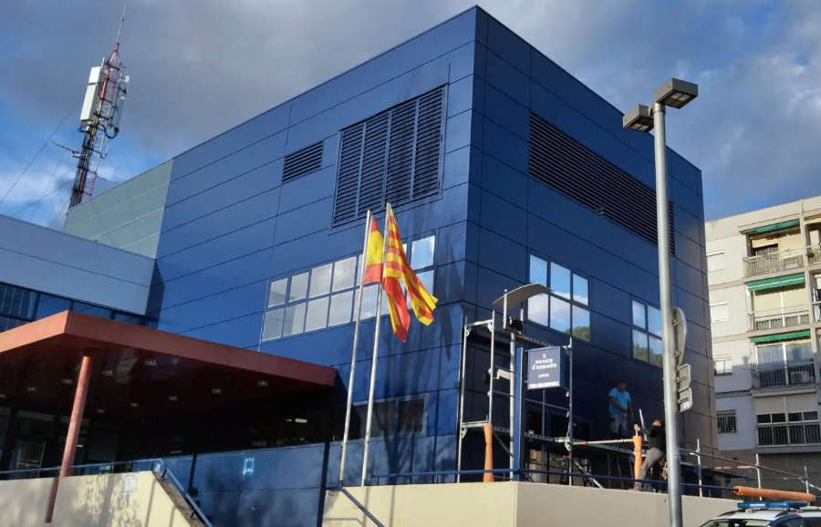Pintado de fachada comisaria mossos d'esquadra por Varmany Pintores Industriales